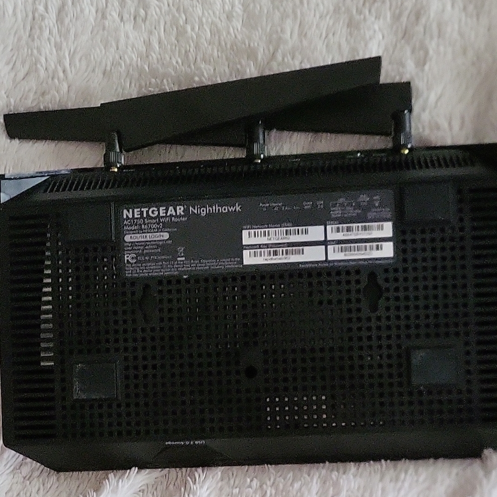 NETGEAR Black Tri-Antenna Router - Picture 4 of 7